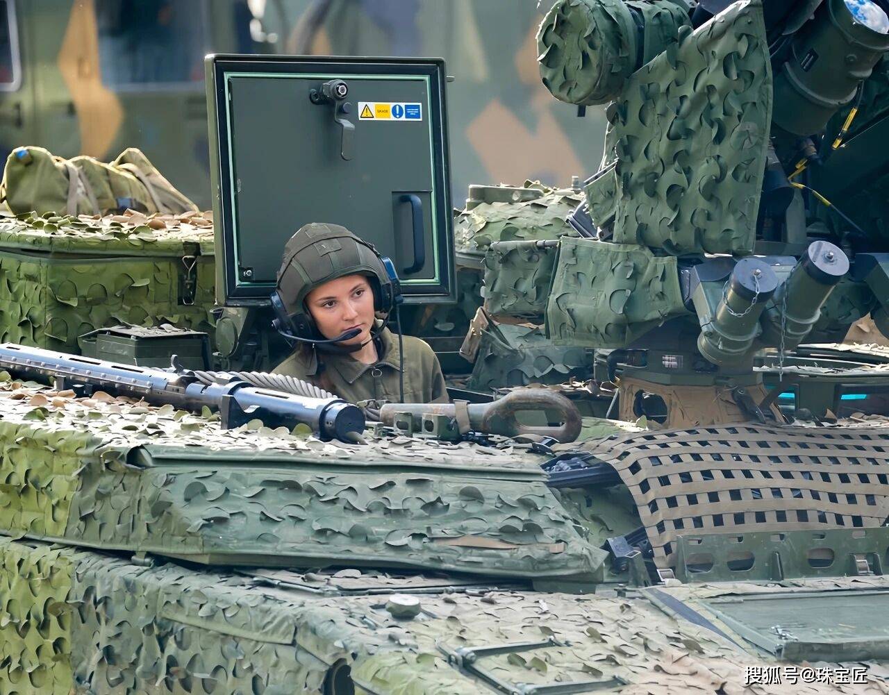 pg电子在线试玩成人礼开战斗机继承箱里装满传世冠冕！挪威00后女王储才是真·隐藏王者！(图4)