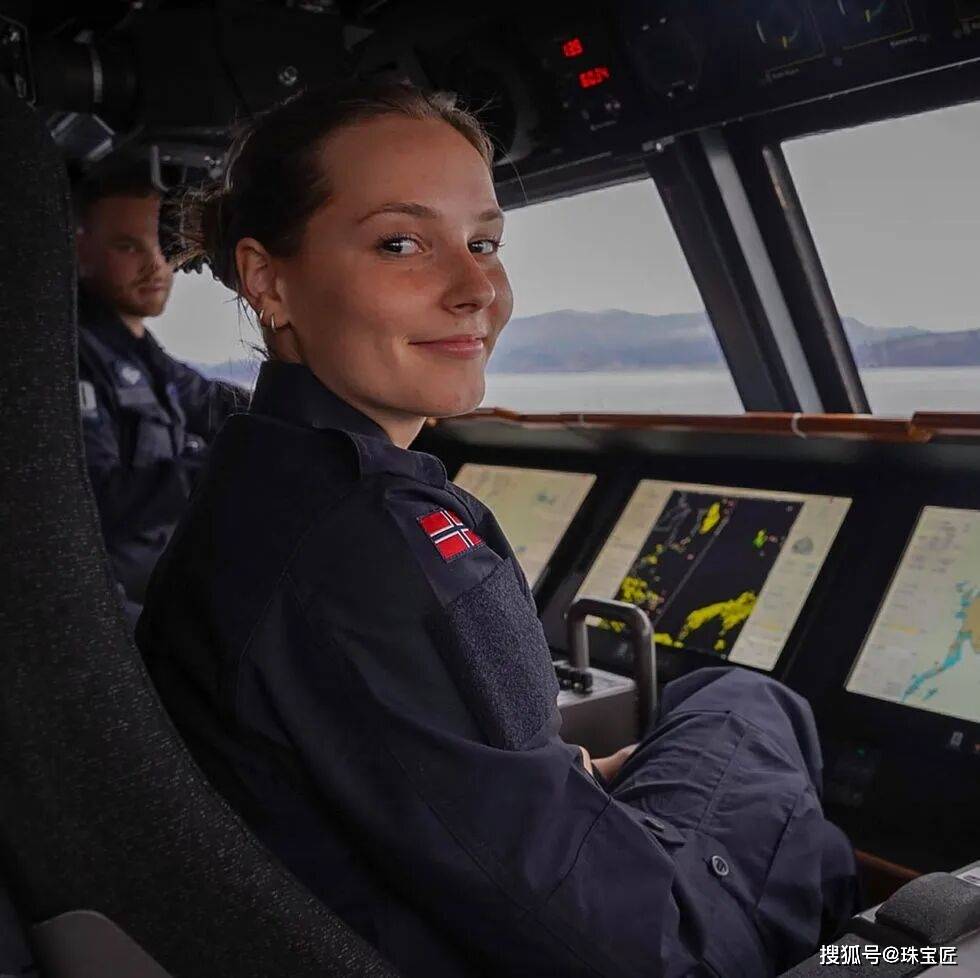 pg电子在线试玩成人礼开战斗机继承箱里装满传世冠冕！挪威00后女王储才是真·隐藏王者！(图5)