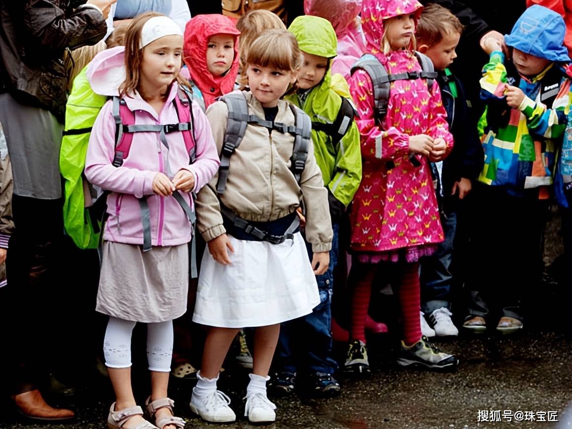 pg电子在线试玩成人礼开战斗机继承箱里装满传世冠冕！挪威00后女王储才是真·隐藏王者！(图7)