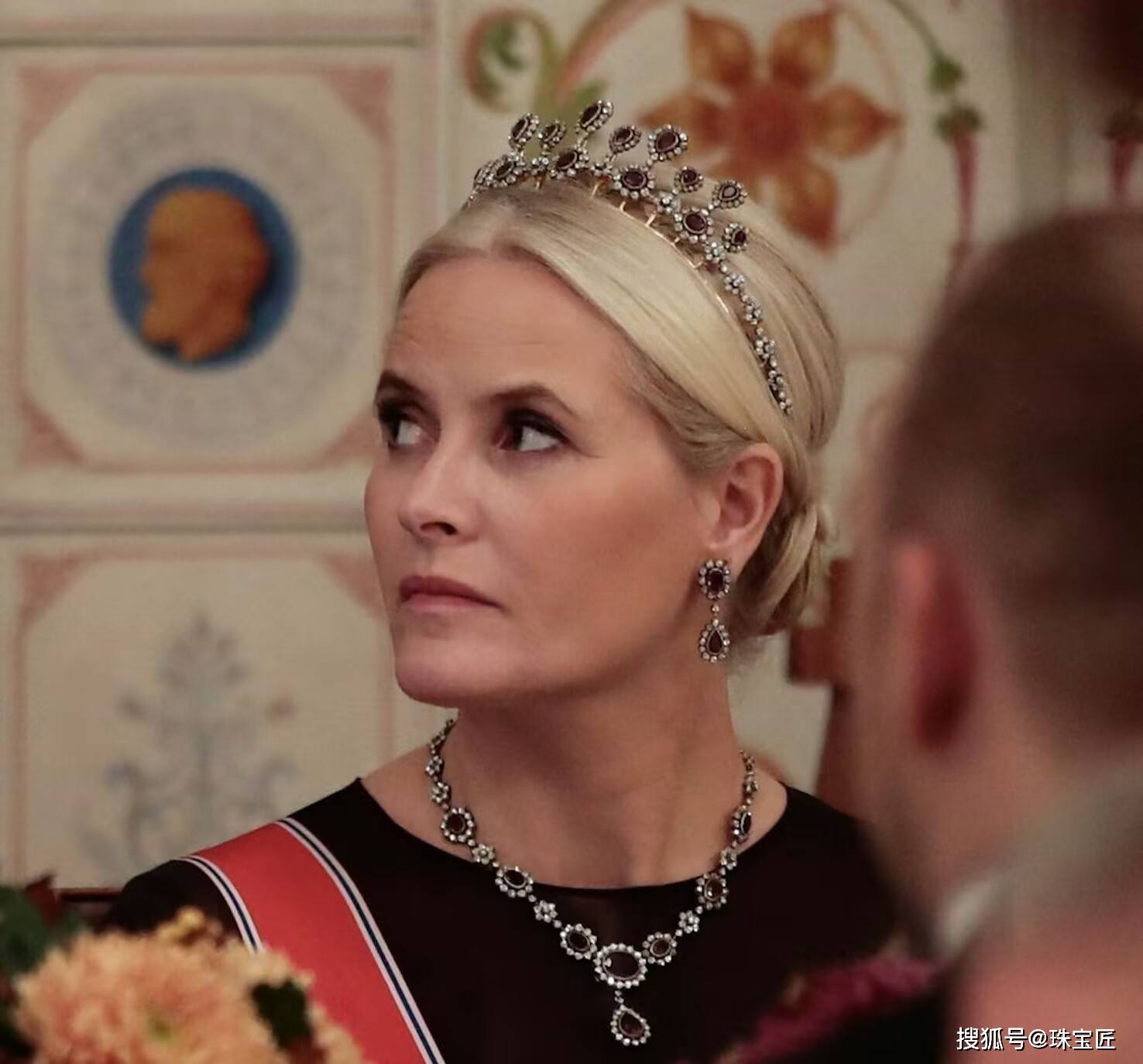 pg电子在线试玩成人礼开战斗机继承箱里装满传世冠冕！挪威00后女王储才是真·隐藏王者！(图10)