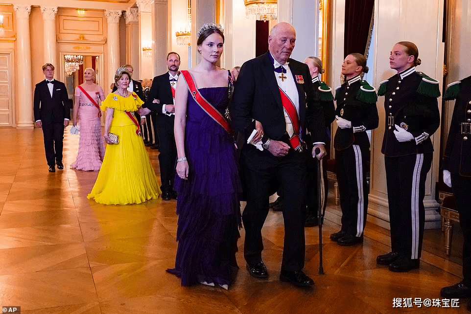 pg电子在线试玩成人礼开战斗机继承箱里装满传世冠冕！挪威00后女王储才是真·隐藏王者！(图23)