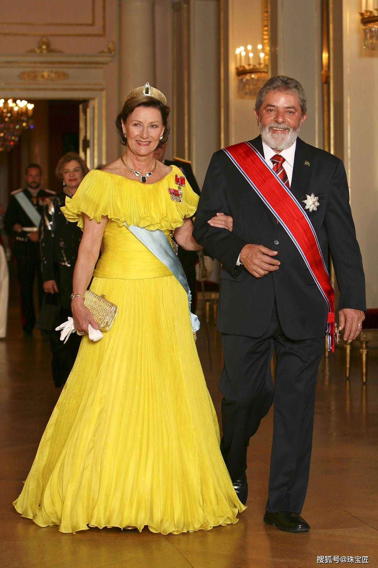 pg电子在线试玩成人礼开战斗机继承箱里装满传世冠冕！挪威00后女王储才是真·隐藏王者！(图27)