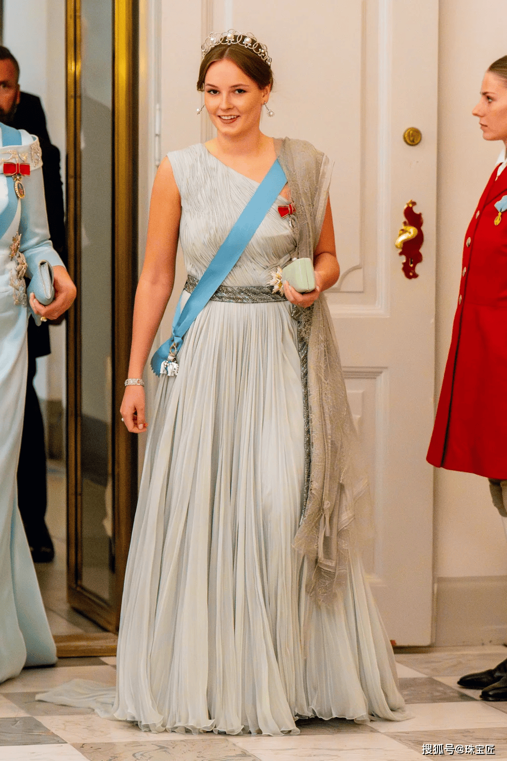 pg电子在线试玩成人礼开战斗机继承箱里装满传世冠冕！挪威00后女王储才是真·隐藏王者！(图35)