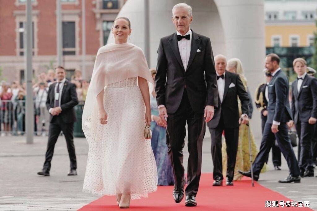 pg电子在线试玩成人礼开战斗机继承箱里装满传世冠冕！挪威00后女王储才是真·隐藏王者！(图28)