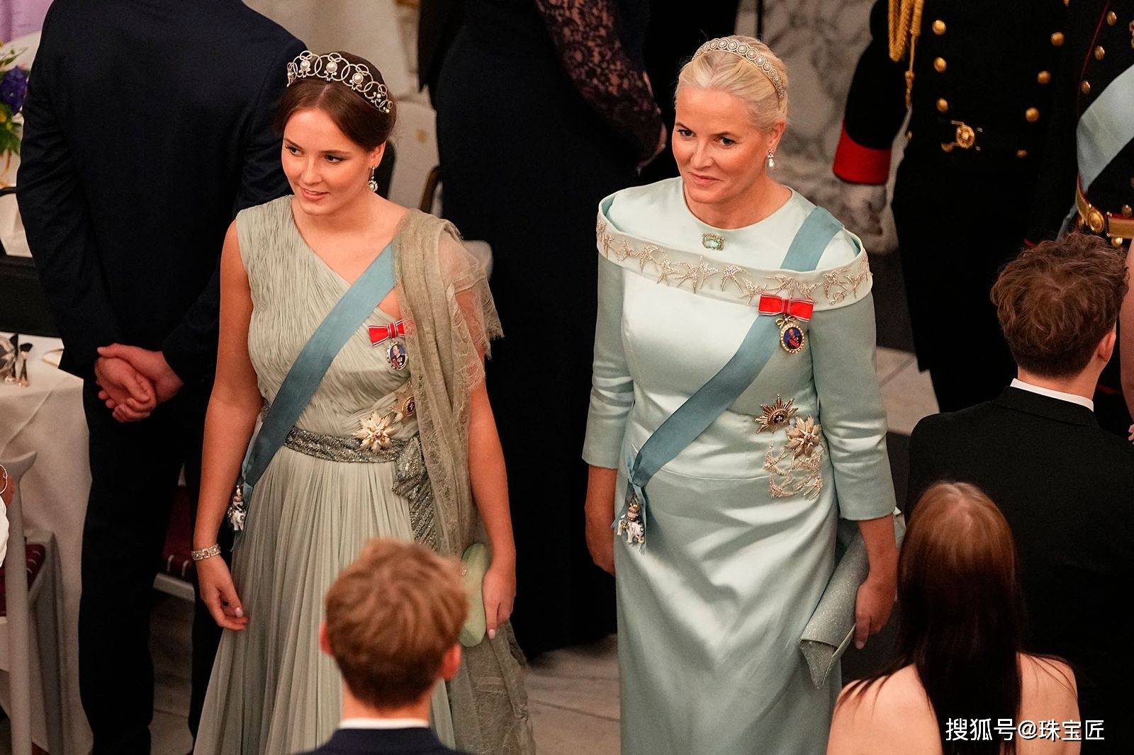 pg电子在线试玩成人礼开战斗机继承箱里装满传世冠冕！挪威00后女王储才是真·隐藏王者！(图30)