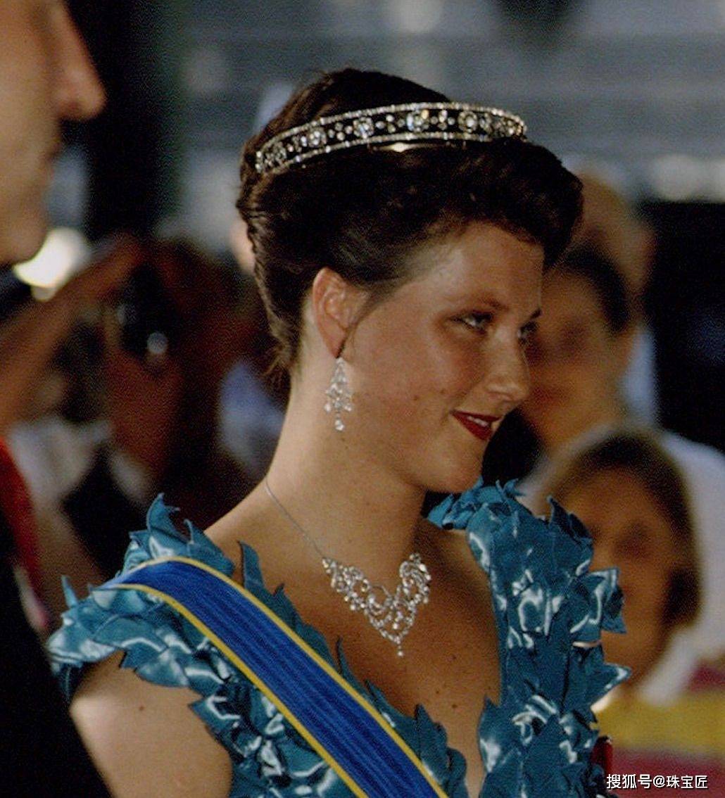 pg电子在线试玩成人礼开战斗机继承箱里装满传世冠冕！挪威00后女王储才是真·隐藏王者！(图49)