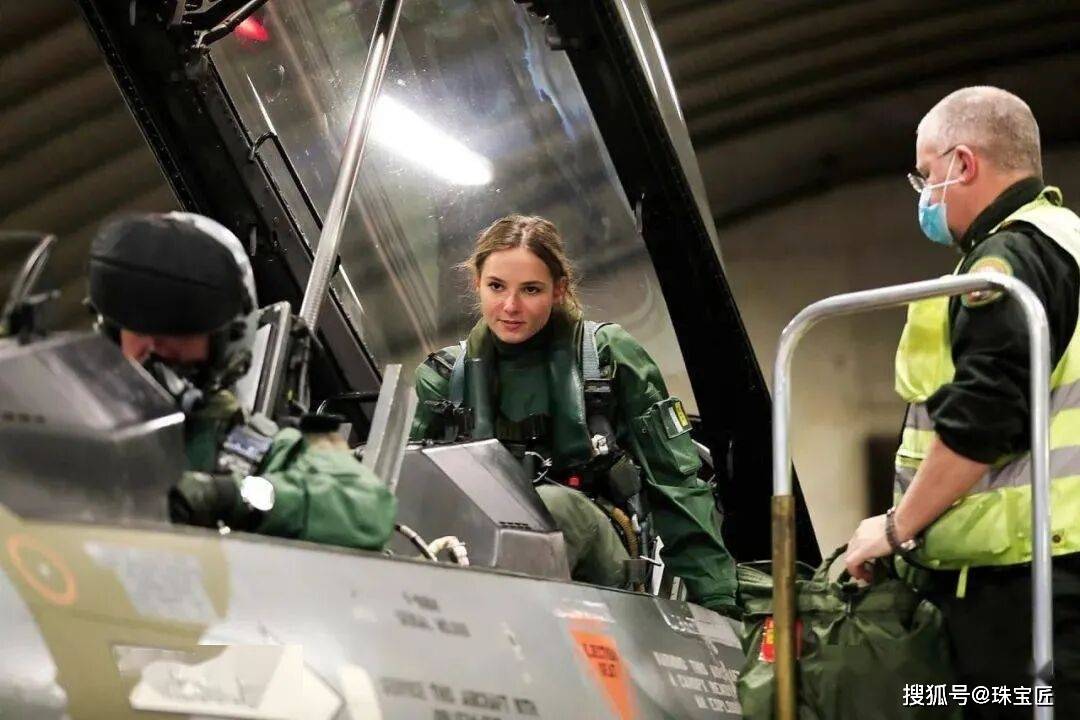 pg电子在线试玩成人礼开战斗机继承箱里装满传世冠冕！挪威00后女王储才是真·隐藏王者！(图59)