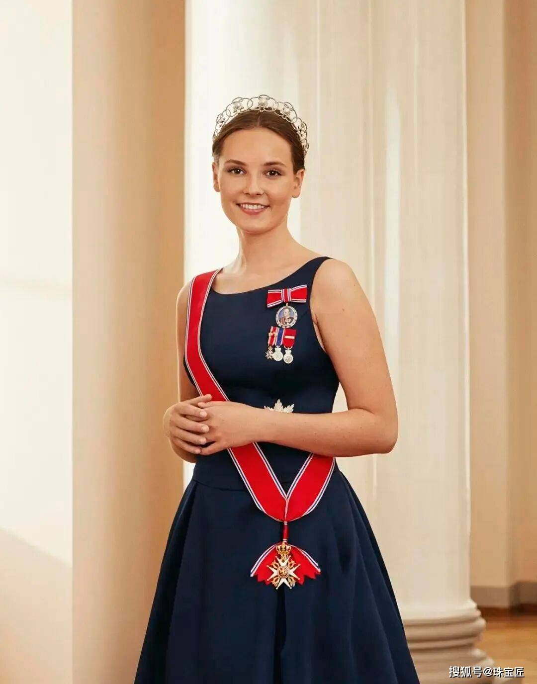 pg电子在线试玩成人礼开战斗机继承箱里装满传世冠冕！挪威00后女王储才是真·隐藏王者！(图52)